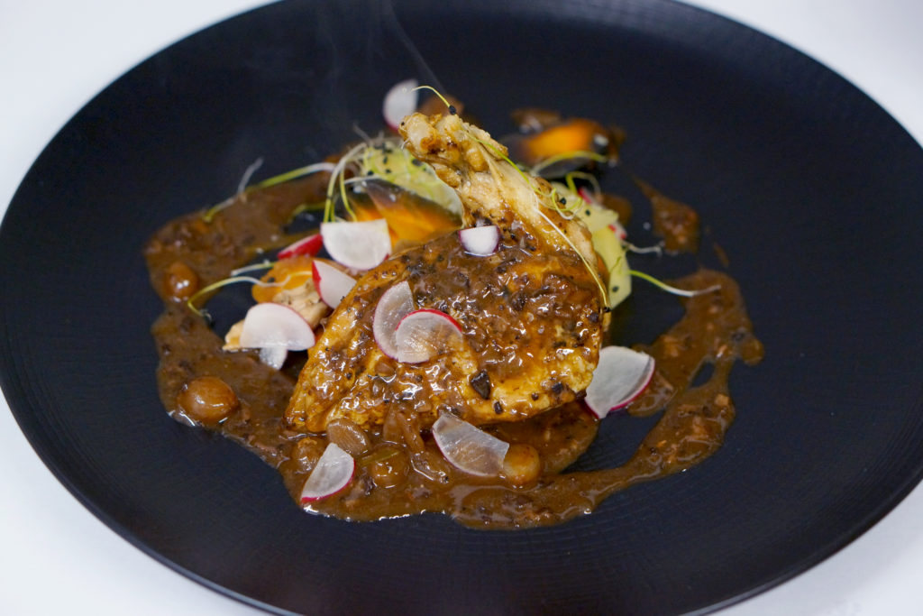 Suprême de volaille, vin rouge, oignons et lardons avec légumes.