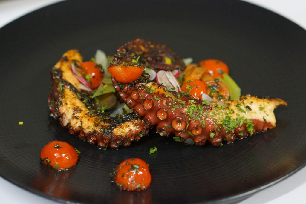 Poulpe grillé et légumes méditerranéens.